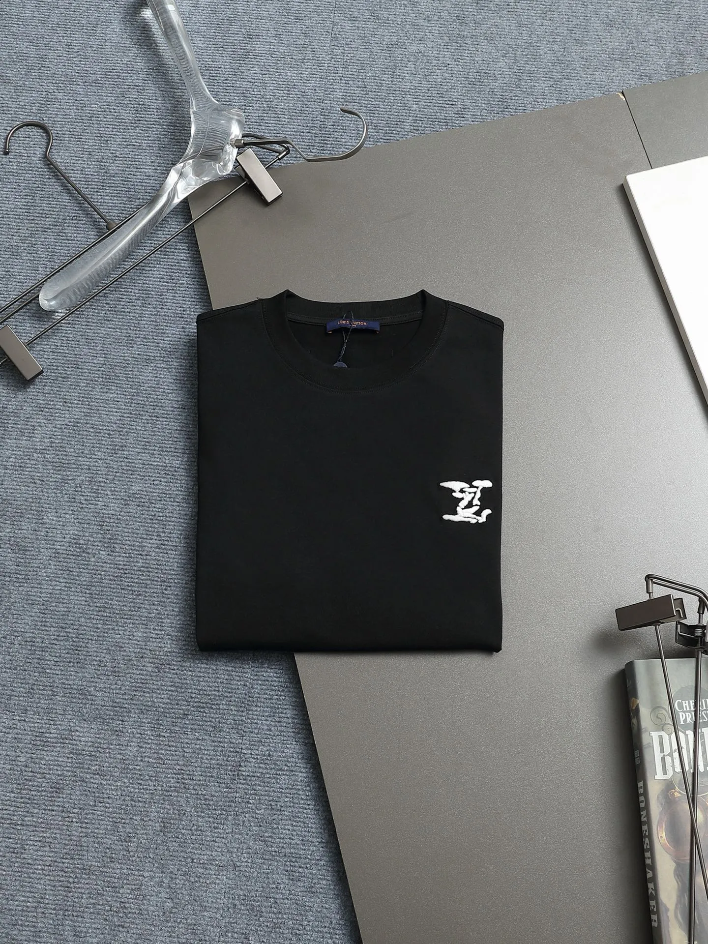 🅿️170 High-quality Louis LV. The small logo on it is full of high-end. Embroidered pattern T-shirt short-sleeved ZP feel. The embroidery is clear, full and delicate. Perfectly restored. Same style for men and women. Color: black. Size XS.S.M.L.